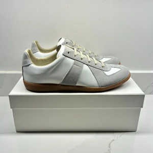 Maison Margiela Gats - En av dem få autentiska Maison Margiela Gats | Helt nya skick 10/10 | Storlek 44 och färgen vit | Kvitto finns, box och dust-bag tillkommer vid köp | Hör av er för mer information/bilder!