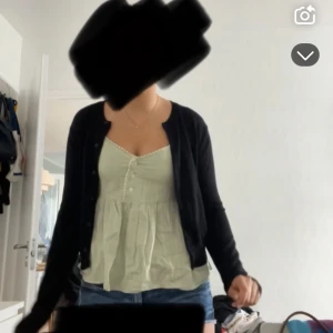 Ljusgrön linnetopp med knappar - Supersöt ljusgrön linnetopp med smala axelband och dekorativa vita knappar. De är en flowy och luftig passform. Den är tyvärr för liten för mig men super fin. 🌺