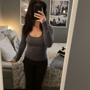 Grå långärmad topp  - Säljer en superskön grå långärmad topp i storlek  S.💕