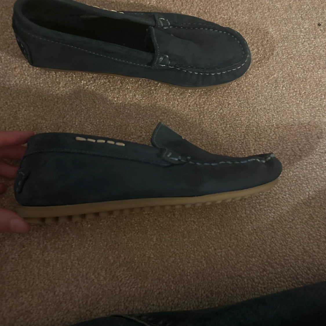 Mörkblå mockaloafers med gummisula - 1