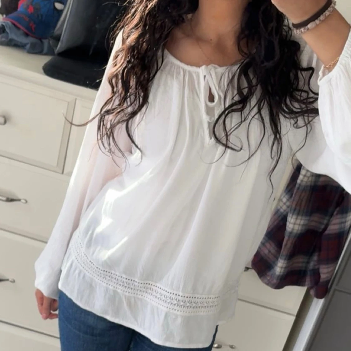 Vit blus med knyt och spetsdetalj