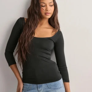 Svart topp - Svart topp från Nelly i nyskick, endast använd 1 gång! Kolla gärna in mina andra annonser, vill du köpa flera varor så kan vi komma överens om ett bra paketpris!