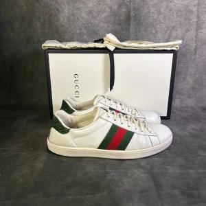 Gucci ace sneakers - Mycket fint skick | Size uk 7 passar 41 | dustbags och gucci kuvert medföljer | fraktar spårbart inom 24 timmar |  för att köpa klicka ” köp nu” | vid frågor skriv ett meddelande |
