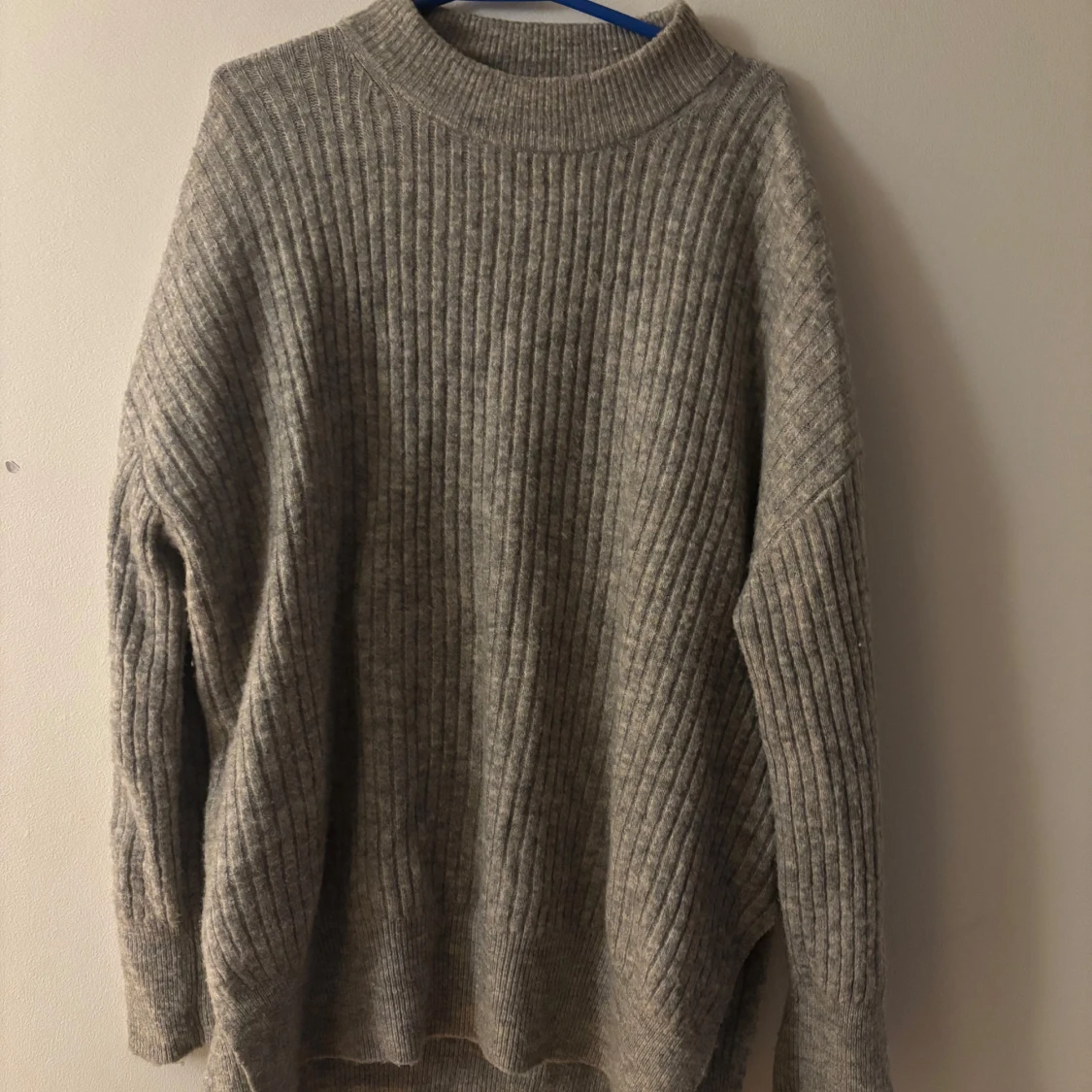 Grå ribbstickad tröja från H&M