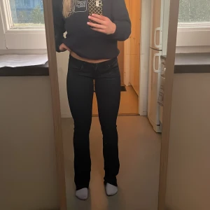 Ltb jeans Valerie - Snygga svarta/mörkblåa jeans från LTB i jättefint skick. Storlek W27L36