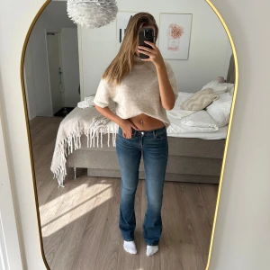 Blå low flare jeans XS L34 - Säljer ett par blå low flare jeans ifrån Bikbok! Jeansen har en snygg utsvängd passform nertill och har en så fin passform. Tyvärr är de för små för mig så bilden gör de inte helt rättvisa! Byxorna är endast testade men har däremot inga prislappar kvar. 
