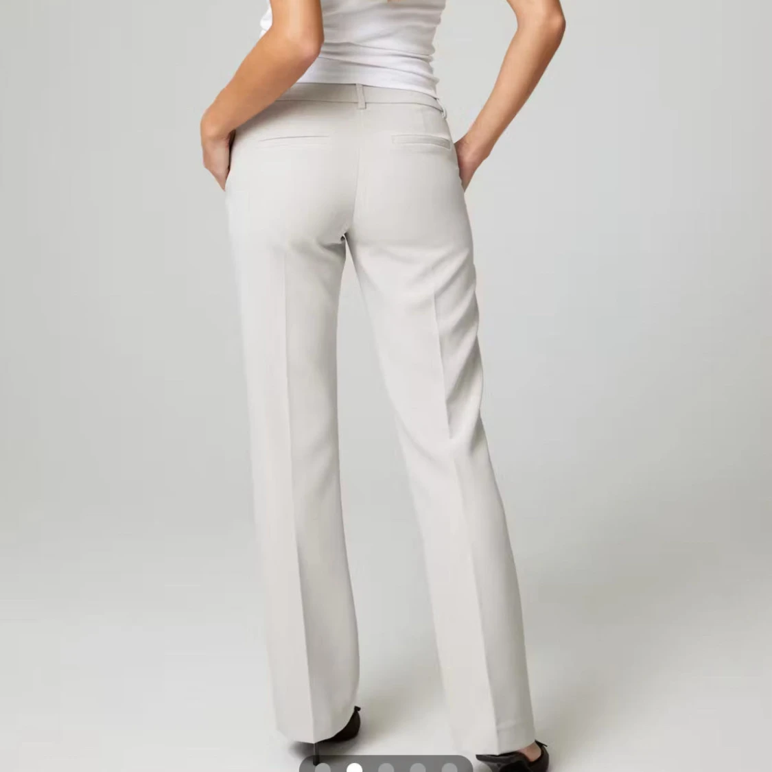 Lågmidjade Beigea kostymbyxar från BikBok - 1