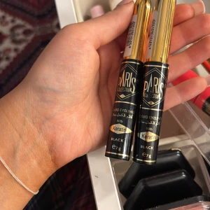 Paris Collection svart eyeliner med keratin - Två flytande eyeliners från Paris Collection i färgen svart. Snygg design med svart och guldhylsa, spetsig topp och inslag av keratin för extra vård. Perfekt för att skapa skarpa och intensiva linjer runt ögonen. Innehåller 7g per eyeliner. Jag är allergisk mot många ögon produkter blev smått allergisk av denna där av säljs de. En av dom är testad den andra är helt ny.