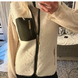 Teddy väst från hm - Säljs ej längre och fin till hösten💓🩷🩷😚nästan aldrig använd 
