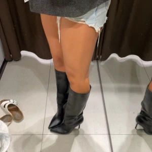 Zara boots med klack - Säljer dom här superfina bootsen från Zara i storlek 38. Köpte förra hösten men har bara använt en gång så dom är i superbra skick. 