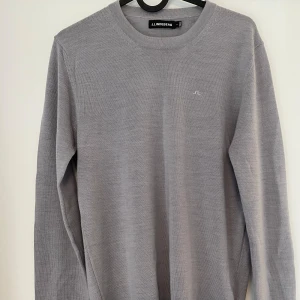 J.Lindberg tröja - Tja säljer denna J.Lindberg tröja knappt använd,några få nopror skriv kring frågor.