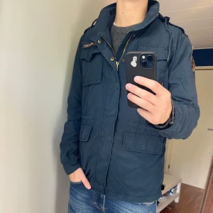 Fieldjacket Alpha Industries - Tja! Säljer denna feta fieldjacket från Alpha Industries!| Mycket gott skick och inga defekter!| Pris alltid diskuterbart!| Vid fler frågor tveka inte att kontakta mig!| //Nils