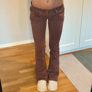 Bruna lågmidjade bootcut jeans - Superfina lågmidjade jeans i storlek 27❤️ midjemåttet tvärs över är 39 cm och innerbenslängden 80 cm❤️