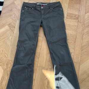 Gråa bootcut jeans från Esprit - Säljer dessa lågmidjade bootcut jeansen från Esprit! Midjemått 44cm, innerbenslängd 77❤️Säljer pga de är för korta för mig