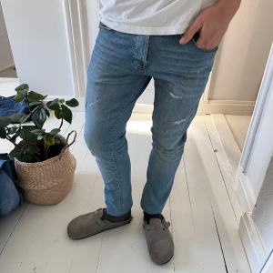 Jack and Jones jeans  - Sköna Jack and Jones jeans. Inga defekter, modellen är 180,75 kg och bär 31/32  . Måten A: 39 cm B: 101 cm. 🏆😇
