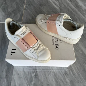 Valentino skor - Valentino Open - Skick: Använda fåtal gånger - Storlek 35,5, passar 36 - Tillbehör: Valentino kort  - Nypris: 6000kr - TrendWardrobe