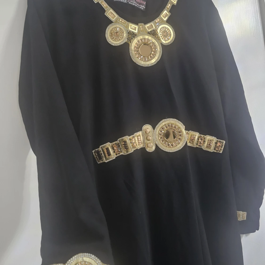 Svart långklänning med guldiga detaljer - 2