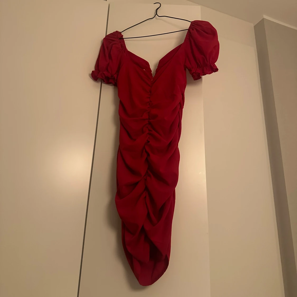 Röd långklänning med puffärmar - 3