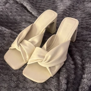 Beige klackar - säljer mina klackar från na-kd då dom är lite för små för mig. Dom har blivit använda så det är lite slitage på dom men dom funkar alldeles utmärkt. Dom är i storlek 38 men rekommenderar att inte köpa om du inte har storlek 37 