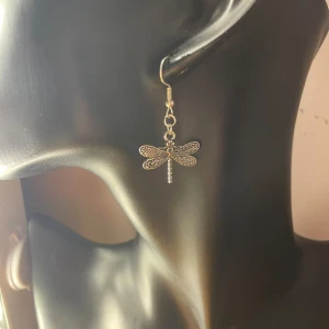 Trollsländor  - Ett par örhängen med trollsländor i silver. Pluttar ingår. Aldrig använda.