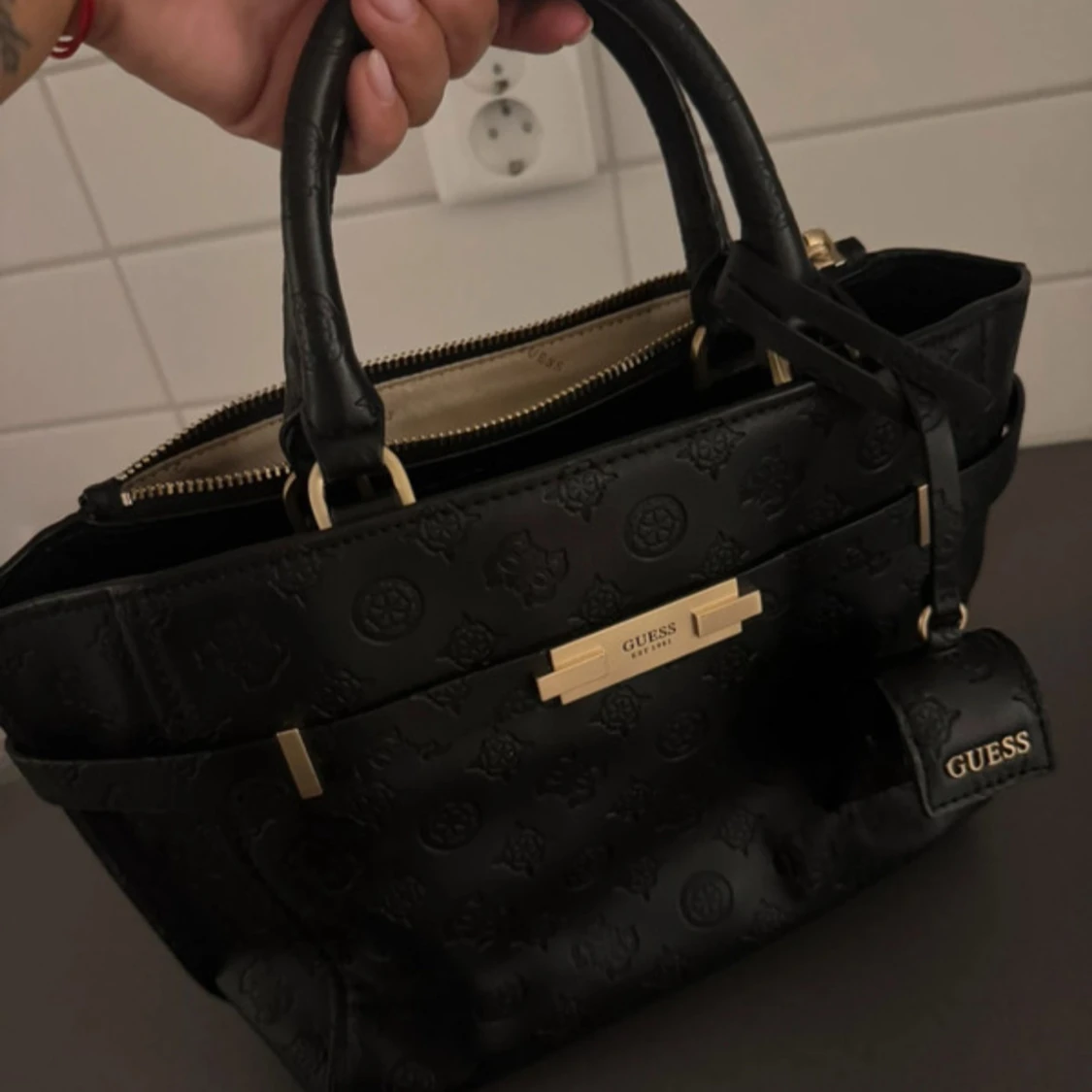 Svart handväska från Guess i skinn