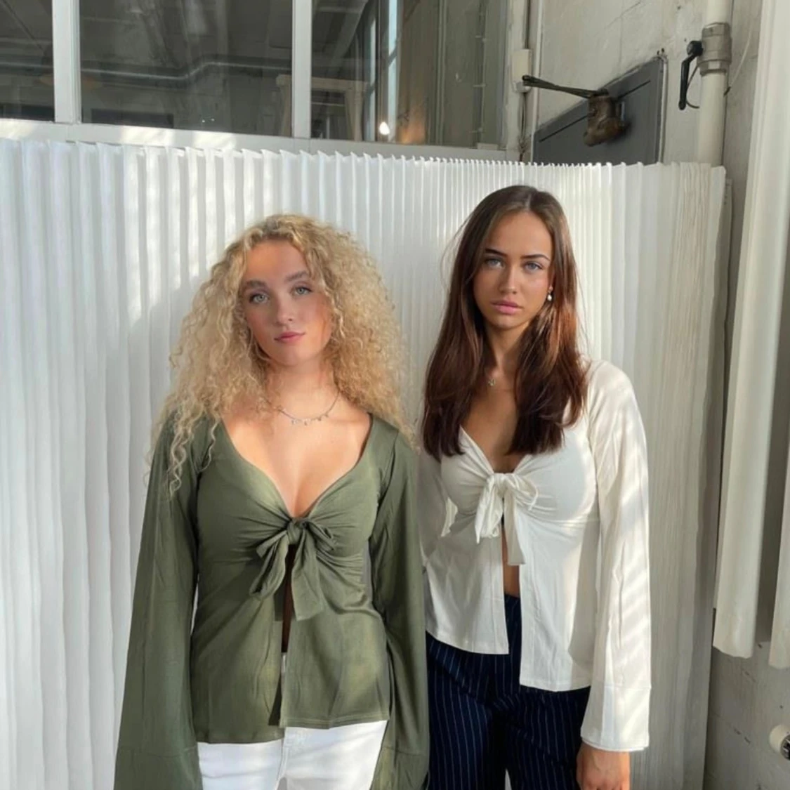 Olivgrön långärmad knytblus - 3