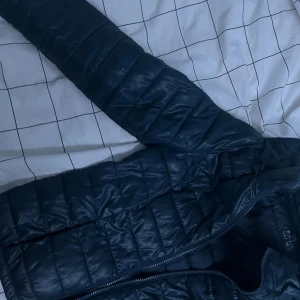 Marin blå jacka - En fin marinblå jacka från basic som är lite tunnare och perfekt för hösten. Den är i gott skick och skriv gärna för fler bilder