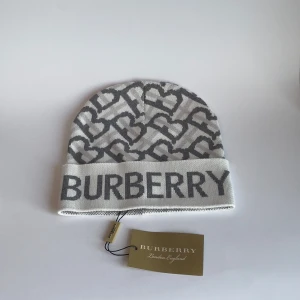 𝓑𝓾𝓻𝓫𝓮𝓻𝓻𝔂 mössa - Säljer nu en helt ny 𝓑𝓾𝓻𝓫𝓮𝓻𝓻𝔂 mössa, för fler info det är bara att kontakta!💫