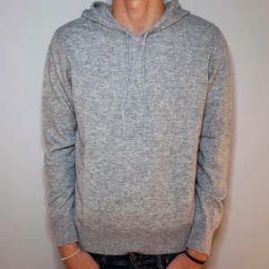 Kashmir & Merinoull Hoodie - Stilren hoodie med blandning av kashmir & merinoull.  Riktigt skön passform. Använd 2-3 gånger, inga defekter! Hör av dig vid minsta intresse eller fundering!! 🤗 Storlek: XS Modellen på bilden är 170 cm