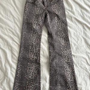 Leopardmönstrade bootcut jeans Nelly - Trendiga leopard jeansen från Nelly i storlek 36. Säljer pågrund av att jag tycker dom är lite korta. Jätte fint skick använda ca 2 gånger original pris 700.😍