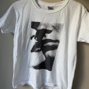 In print we trust t-shirt  - Säljer denna fina baby tee från In print we trust, då den inte kommer till användning. Pris på deras hemsida: 671 mitt pris: 250. Hör gärna av dig vid frågor 🫶.
