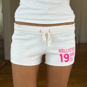 Hollister lågmidjade shorts  - Ett par lågmidjade shorts från Hollister storlek XS. Shortsen bedöms vara använda men i fortsatt gott skick. Jag skickar ditt köp inom 24h. Se liknande plagg i min profil! 