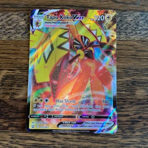 Tapu Koko VMAX - Coolt och glittrande Pokémonkort med Tapu Koko VMAX! Perfekt för samlare och Pokémon-fans som vill boosta sin lek med en kraftfull och färgstark VMAX. Kortet har 320 HP och en maxad design som sticker ut i samlingen.