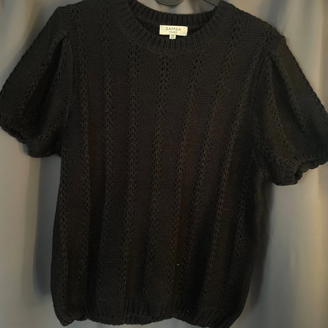 Svart stickad tröja