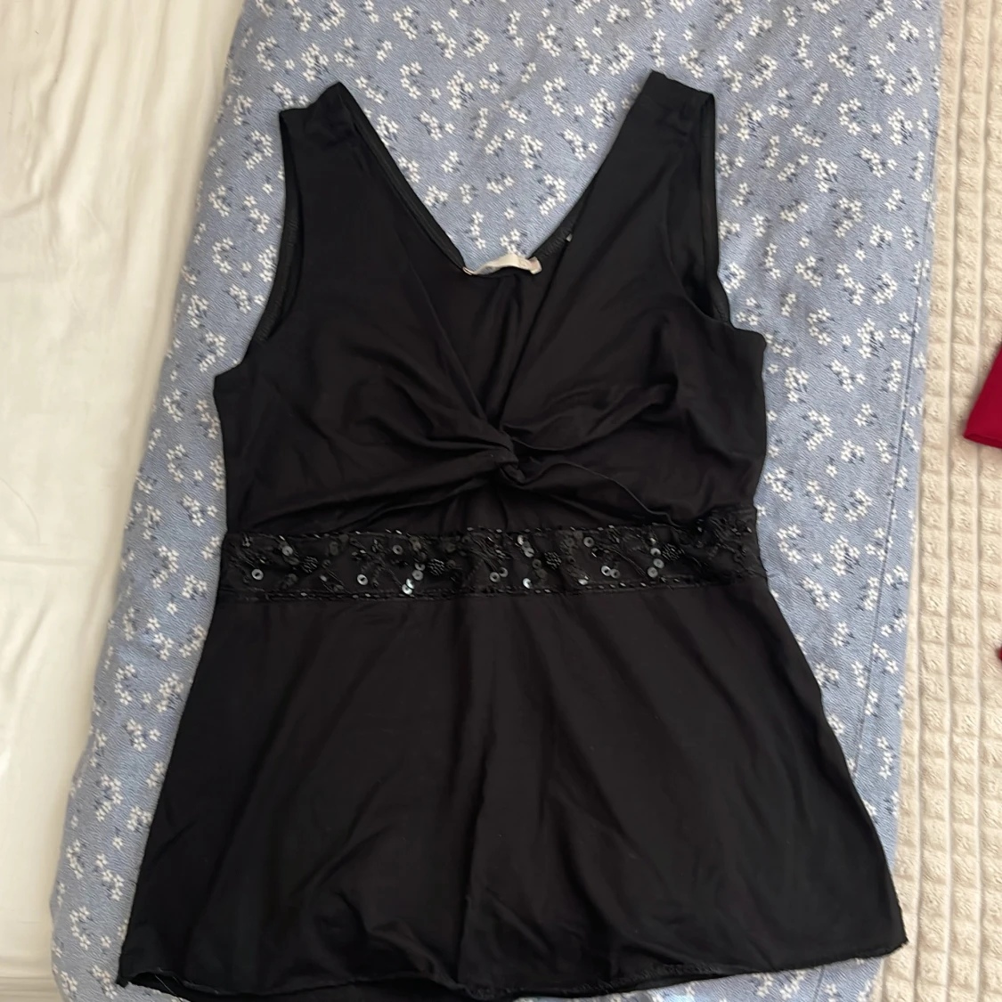 Svart linnetopp med paljettdetalj