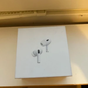 AirPods Pro - Säljer ett par AirPods Pro i mycket fint skick, komplett med originalförpackning. Hörlurarna och laddningsetuiet är rena och utan synliga repor eller skador. Aktiv brusreducering och trådlös laddning. Perfekt för musik, samtal och träning.pris kan diskuter vid snabb affär