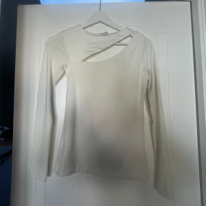 Vit festtopp!! - Säljer denna jätte snygga fest topp, jätte fint skick och nästan aldrig använd. 