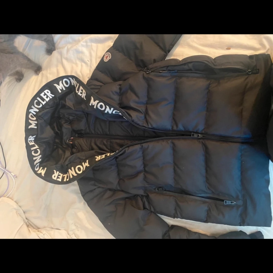 Svart Moncler pufferjacka med huva - 4