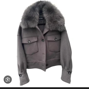 Grå jacka med päls från Moisture - Säljer min gråa meotine jacka för att den inte har kommit till användning. Originalpris 3200. Är både för s och m
