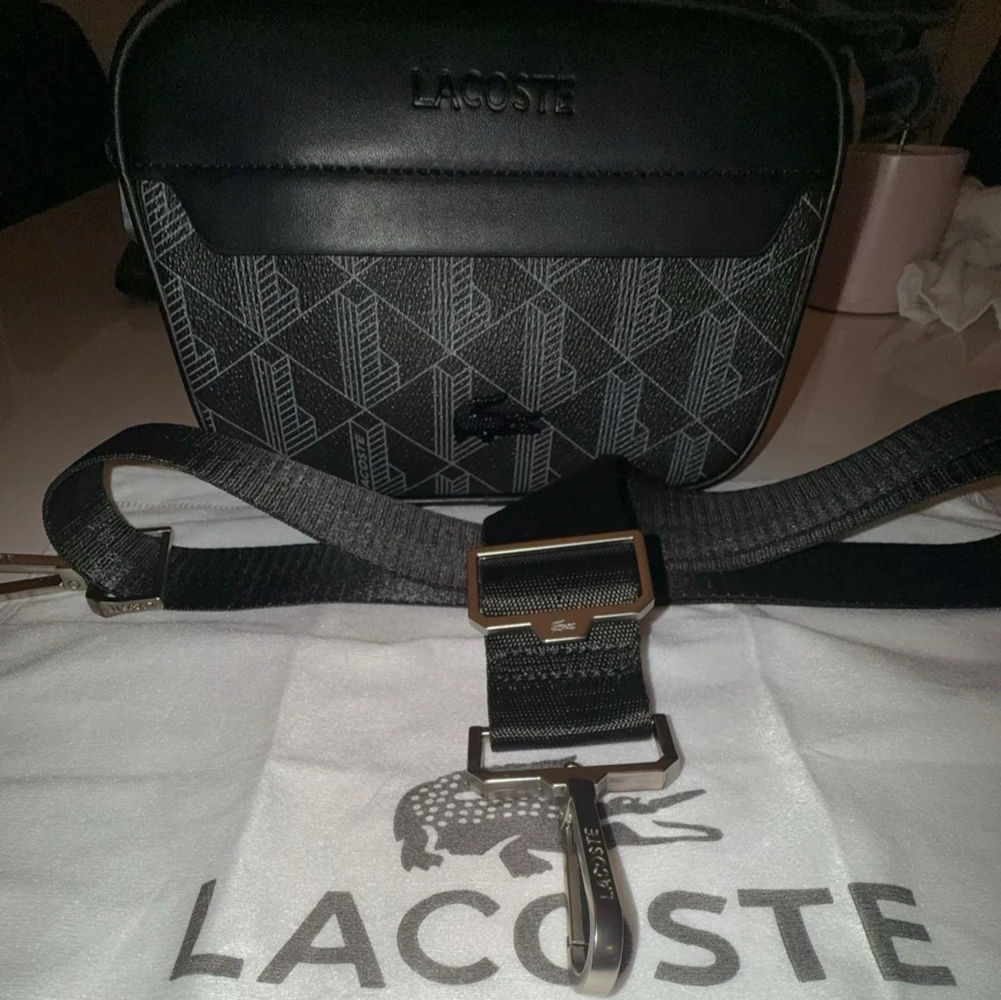 Svart axelväska från Lacoste med mönster - 1