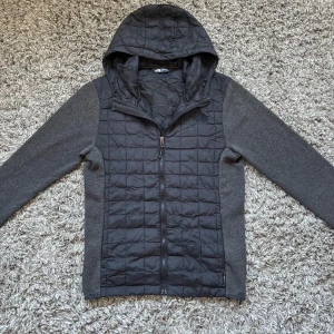 North face stickad cardigan - Säljer denna riktigt snygga stickade North face cardiganen i mycket bra skick!⭐️Storlek S passar S / NYPRIS = 2500kr🙌Hör gärna av er om ni har funderingar!👍