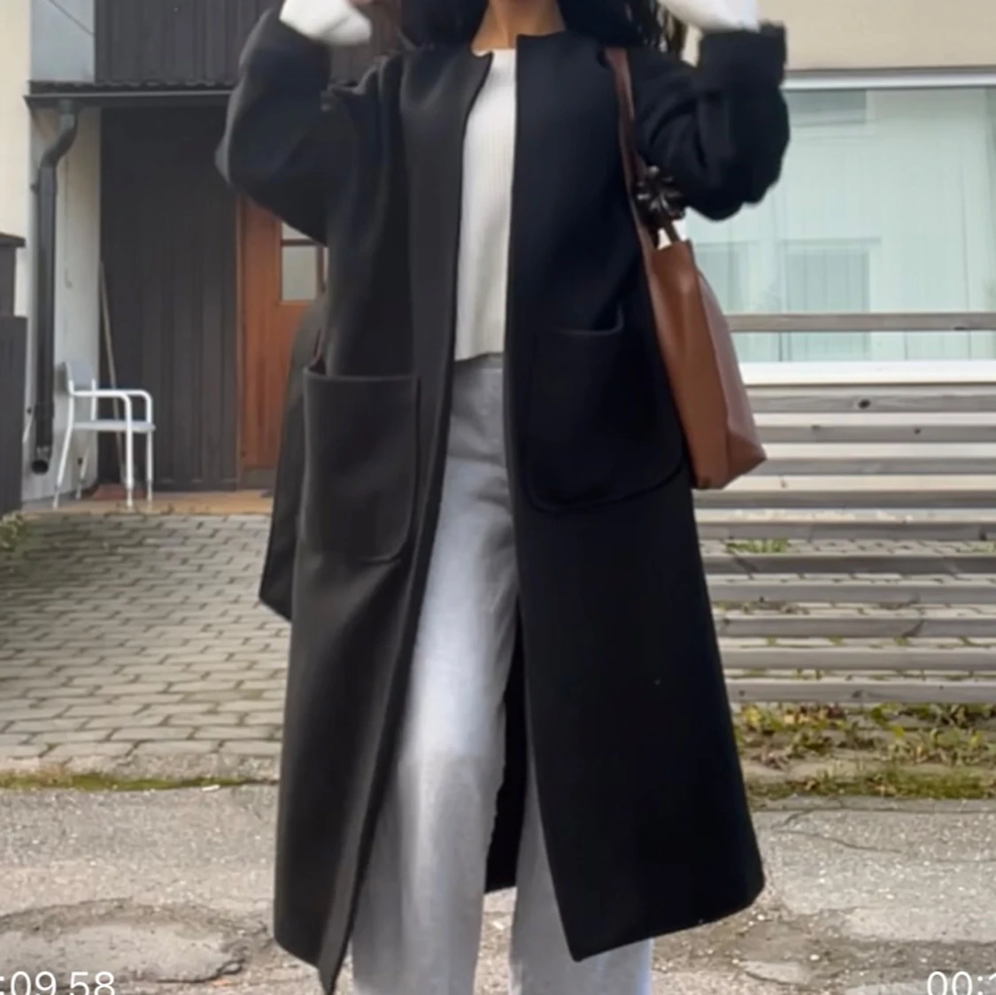 Svart lång kappa utan krage och med fickor  - 2