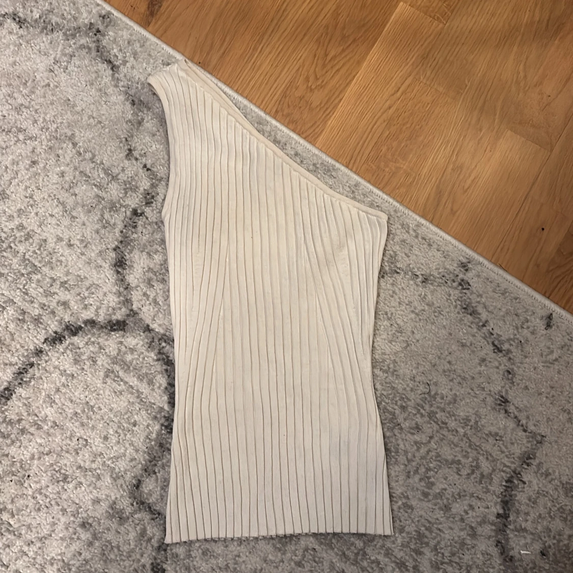 Vit ribbad oneshoulder topp från H&M - 2
