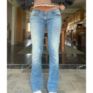 Lågmidjade utsvängda jeans  - Snyggaste jeansen från Guess! Jätte najs ljusblå färg och snygga fickor. Innerben: 79 cm, midja rakt över: 43 cm Kom privat för fler mått eller frågor🥰