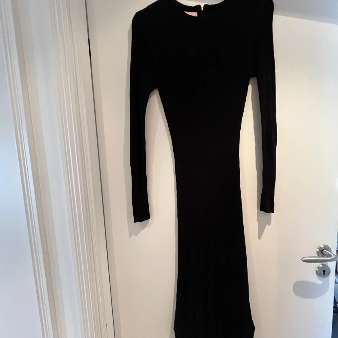 Svart ribbad långklänning C'est la vie