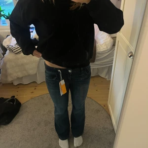 Mörkblå bootcut jeans Gina Tricot - Snygga mörkblå jeans från Gina Tricot med bootcut-modell. Här Jeansen har en låg midja och är tillverkade i stretchig denim för en bekväm passform. Råkade beställa i fel storlek💞