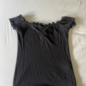 Svart ribbad t-shirt  - Svart t-shirt från hollister 