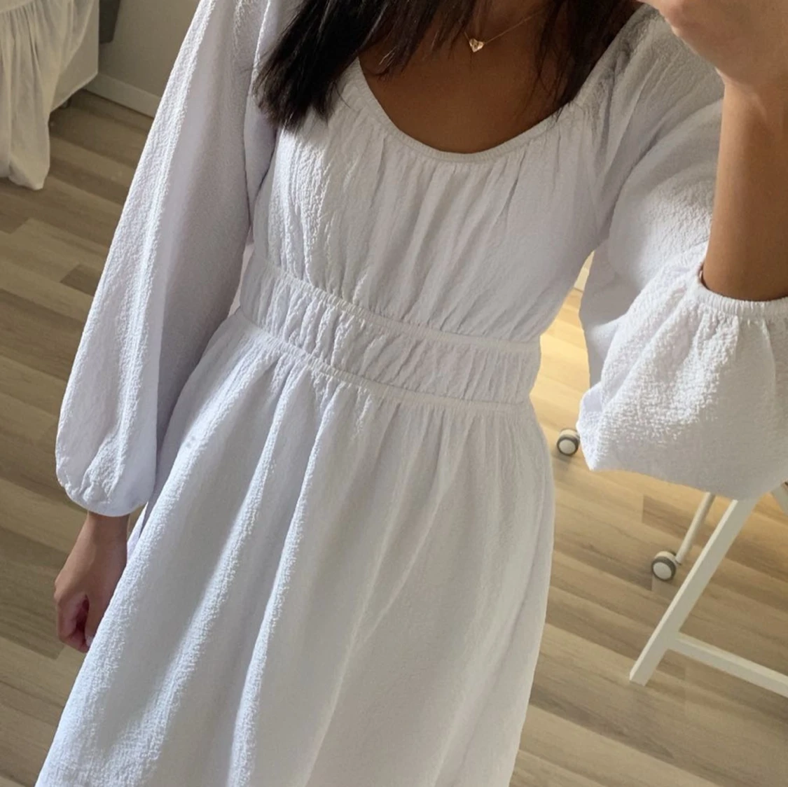 Vit långärmad klänning med resår