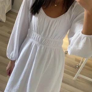 Vit långärmad klänning med resår - Superfin vit klänning från Cubus med långa ärmar och markerad midja. Bara använd 1 gång! Är i storlek 158 men jag skulle säga xs💞💞💞