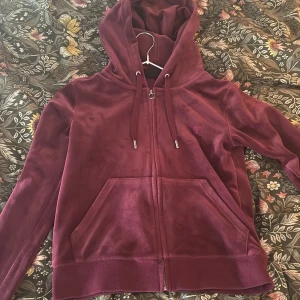 Del ray juicy couture tröja S - Juicy Couture hoodie Del ray jätte mysig och knappast använd. Säljer pga ändrad stil, byxorna finns också att köpa i storlek xs❤️ skriv gärna om ni undrar något eller för fler bilder 🫶🏼